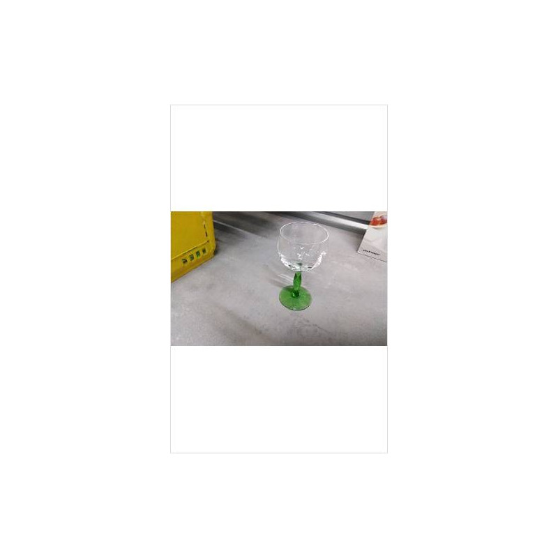 VERRE PIED VERT