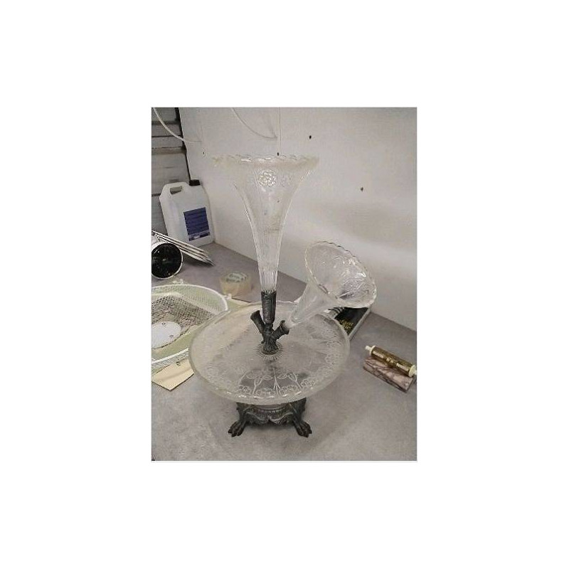 CENTRE DE TABLE METAL / VERRE ( MANQUE UNE TULIPE)
