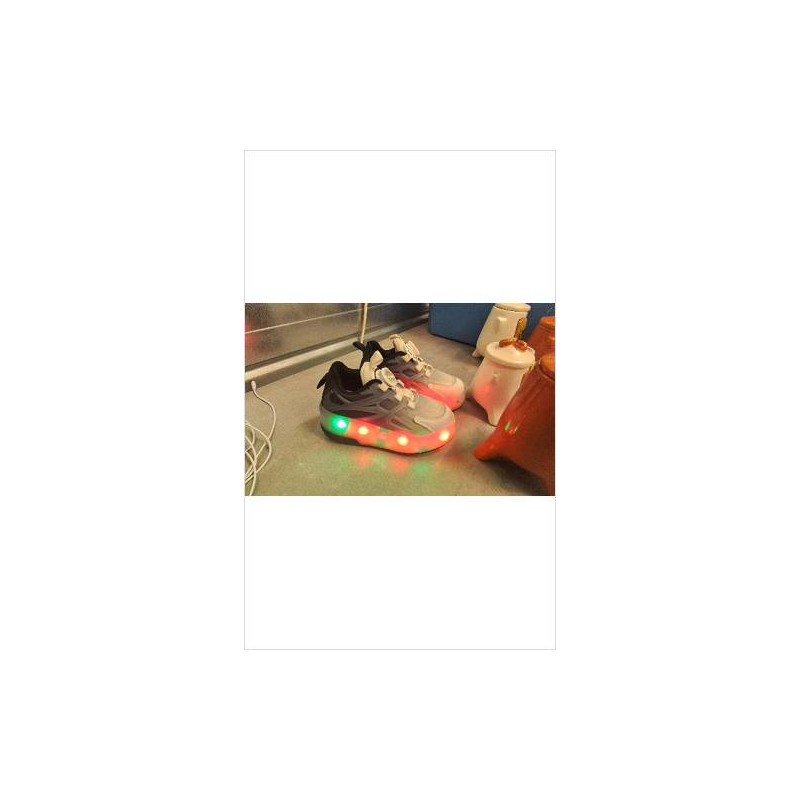CHAUSSURES A ROULETTES LUMINEUSES POINTURE 29