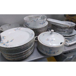 SERVICE DE TABLE PORCELAINE...