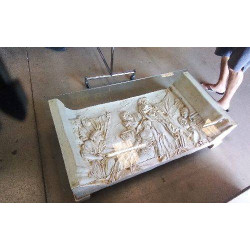 TABLE BASSE RESINE/ DESSUS...