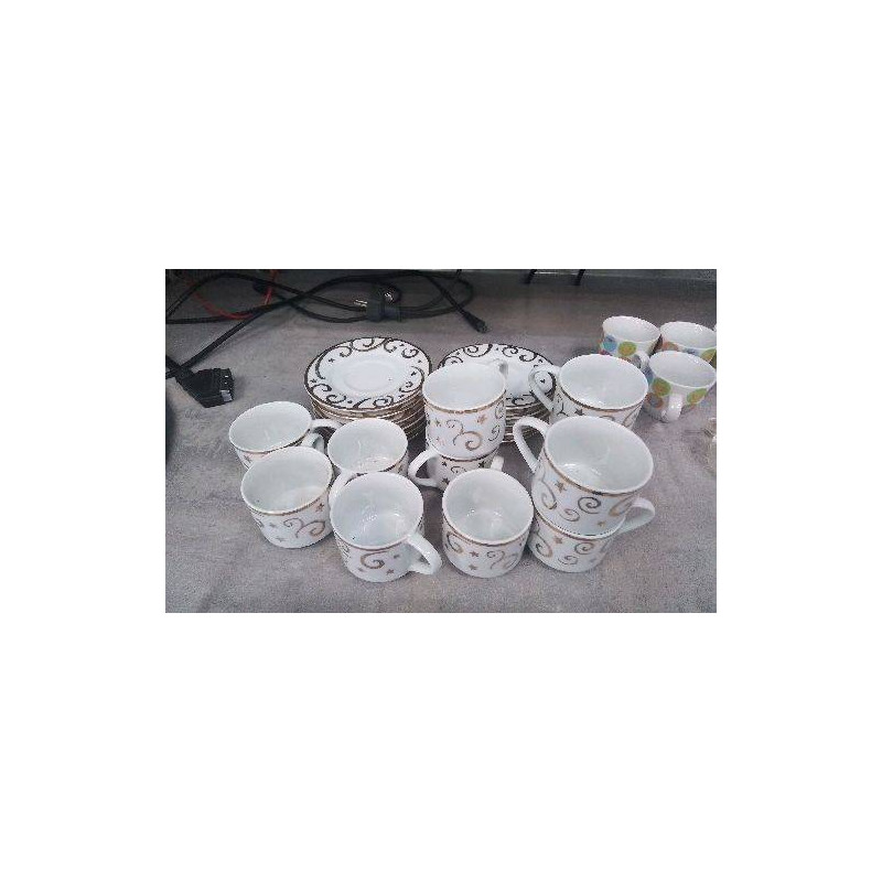 TASSES BLANCHES ET DOREES 