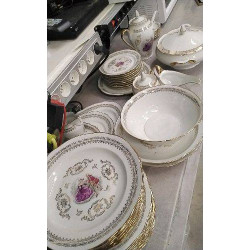 SERVICE DE TABLE PORCELAINE...