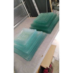 ASSIETTES CARREES EN VERRE...