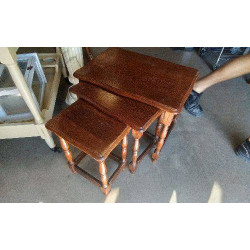 TABLES GIGOGNES