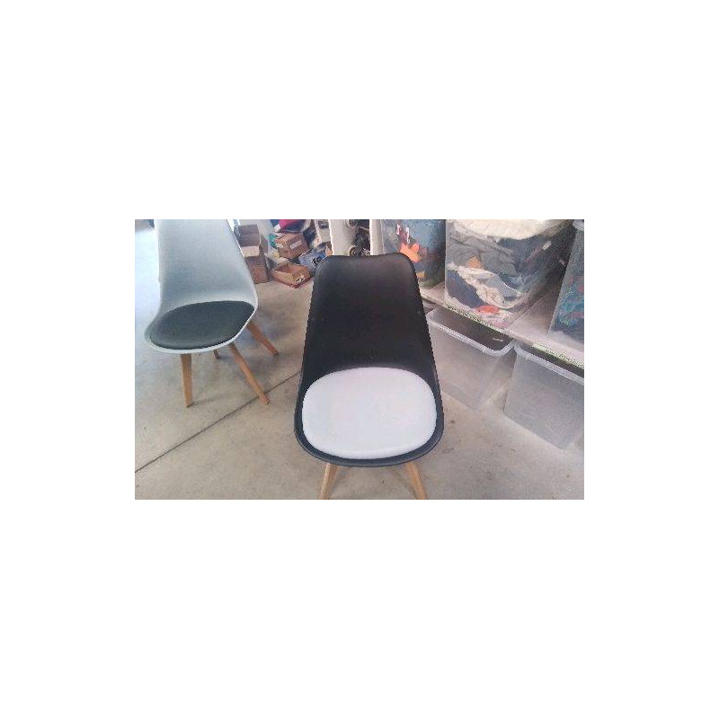CHAISE COQUE COULEUR/ EN L’ÉTAT 