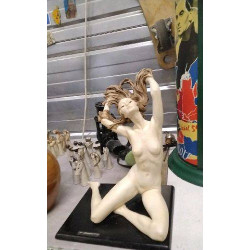 DECO STATUETTE FEMME SUR...
