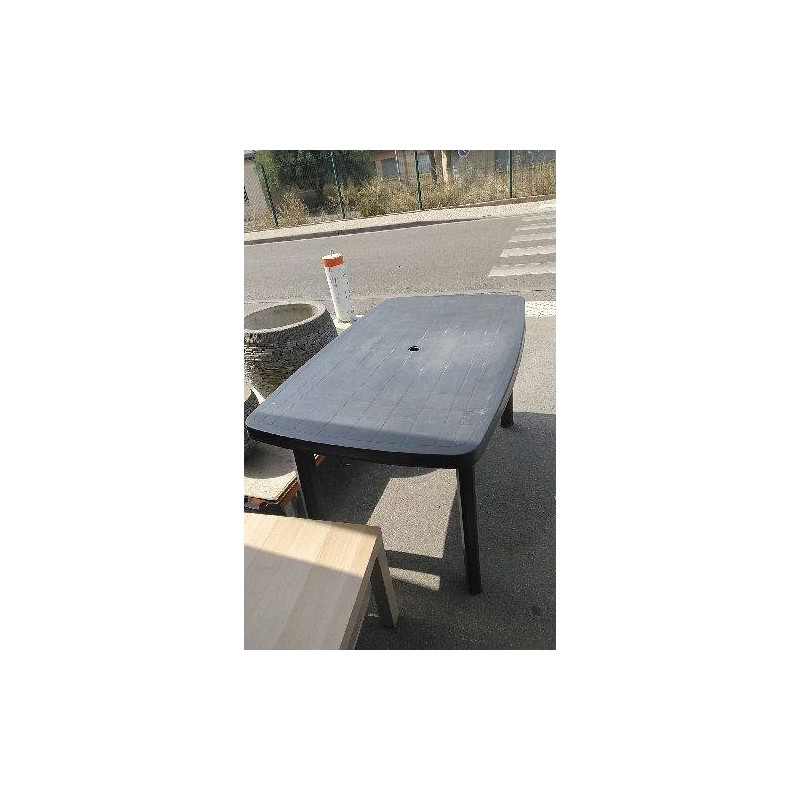 TABLE DE JARDIN PLASTIQUE EN L’ETAT