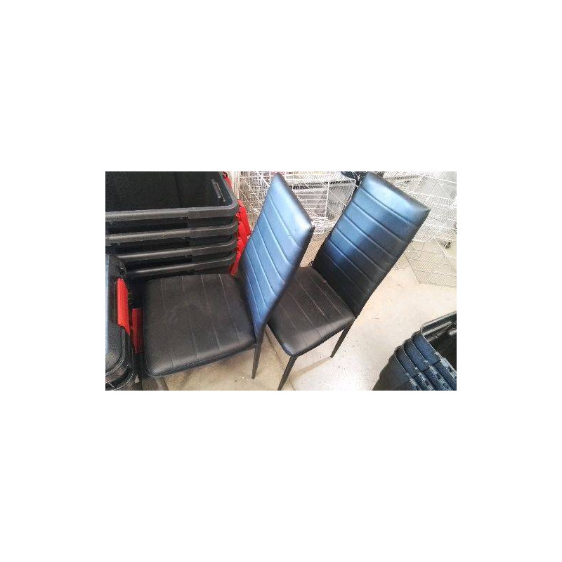 CHAISE PVC NOIRE EN LETAT 