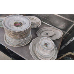 SERVICE DE TABLE PORCELAINE...