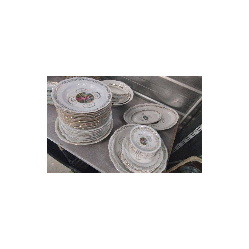 SERVICE DE TABLE PORCELAINE EN LETAT 