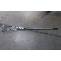 OUTIL RAMASSE FEUILLES