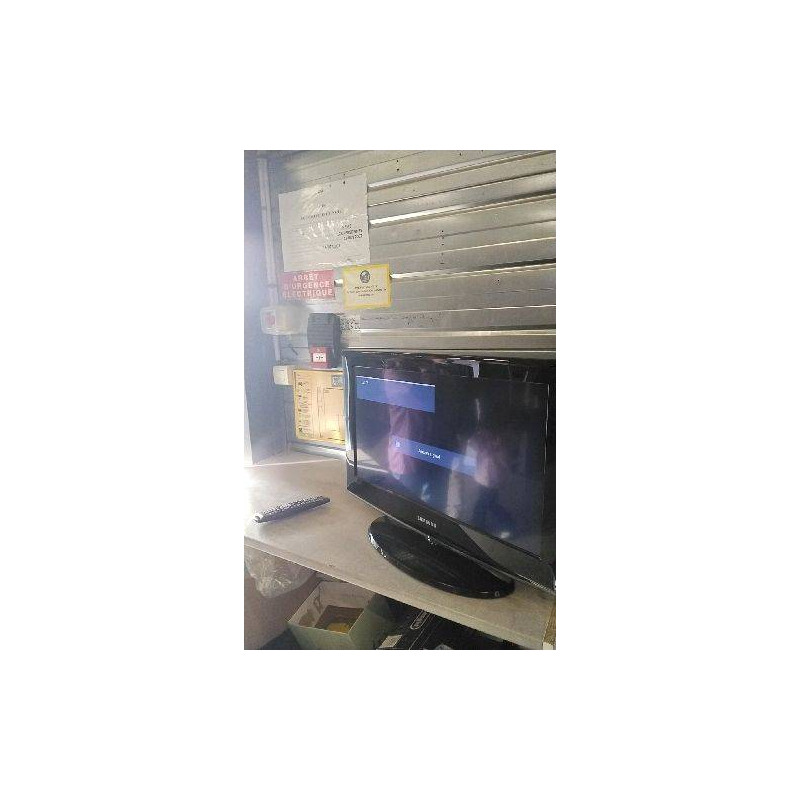 ECRAN SAMSUNG NON HD AVEC TÉLÉCOMMANDE  / 68CM