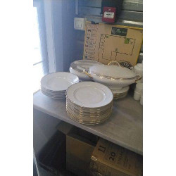 SERVICE DE TABLE BLANC ET...