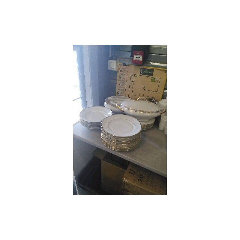SERVICE DE TABLE BLANC ET DORE 