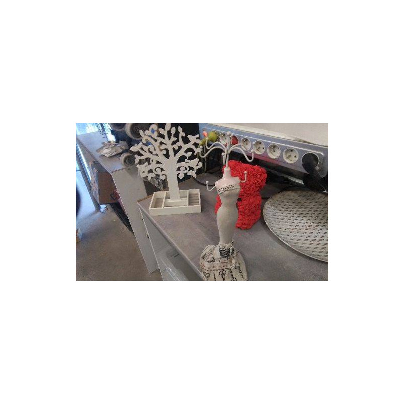 PORTE COLLIERS BUSTE FEMME