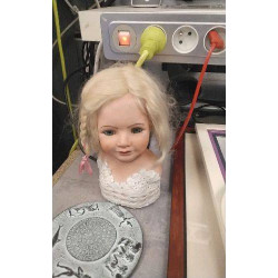 BUSTE DE POUPEE SIGNE...